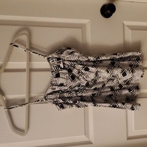 SO Women's tank top with ruffle design and removable straps.  Size large